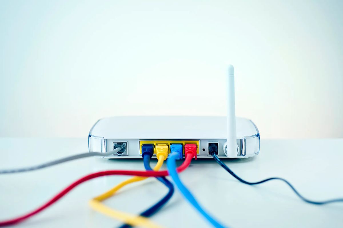 Router có dây thông qua dây cáp để kết nối trực tiếp với máy tính